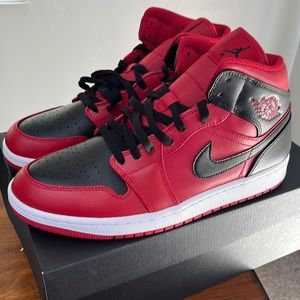Air Jordan 1 MID; Great Condition